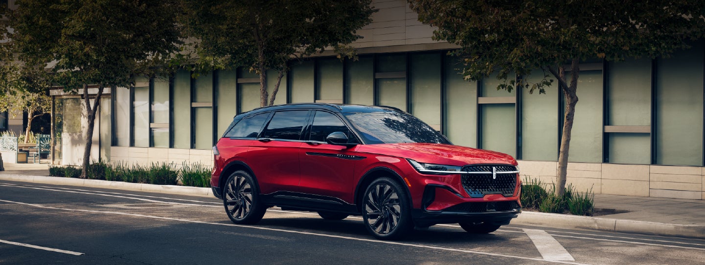 A 2025 Lincoln Nautilus® SUV with an available hybrid powertrain is parked in an urban setting. | Empire Lincoln in Abingdon VA
